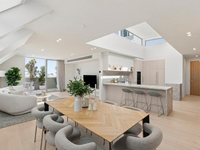 'Orlando' Penthouse Prestige with Bay Views