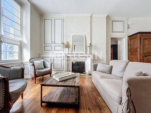 ORLEANS CATHEDRALE SUPERBE APPARTEMENT meublé DU XXVII ème