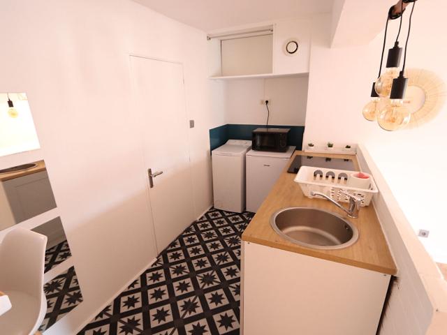 ORLEANS HYPERCENTRE STUDIO MEUBLE PROCHE BORD DE LOIRE bien agencé