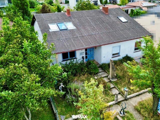 Ort der Kreativität Ein Haus umgeben von Sandstein und viel Grün