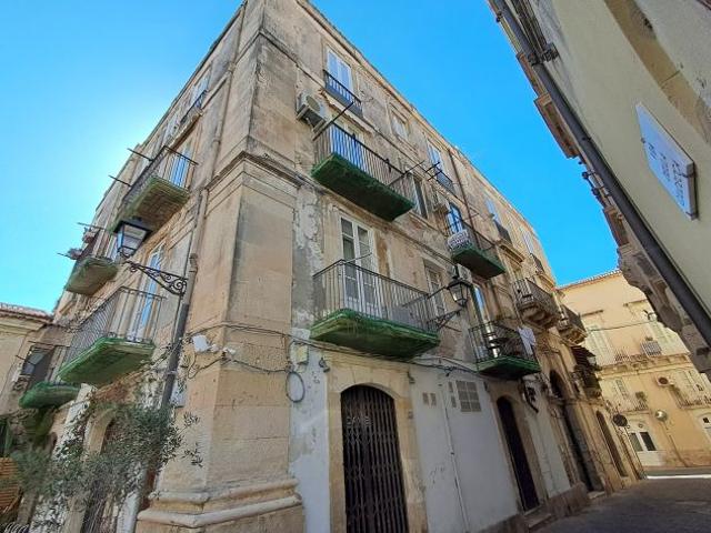 ORTIGIA PRESSI VIA LOGOTETA:LUMINOSO BIVANI+SERVIZI.2PIANO