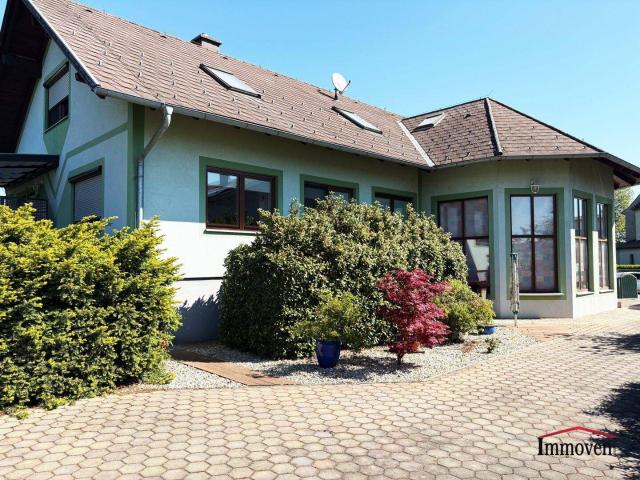 Ortsrand und Ruhelage Hochwertige Landvilla mit großem Pool! Einfach Koffer packen und einziehen!