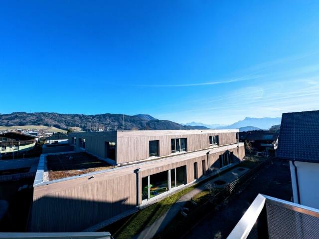 Ortszentrum Hallwang: Großzügige 4 Zimmer Dachgeschoss Erstbezugs Wohnung mit großem Balkon!