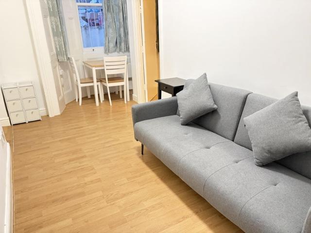 Own Entrance Ground 1 Bed Flat Very Near Tube Shop