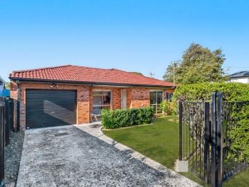 OWN STREET FRONTAGE ON A SPACIOUS 358M2 BLOCK!