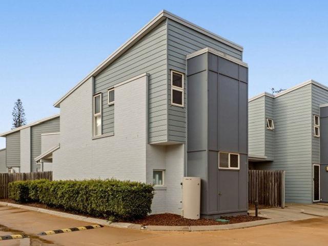 OWNER OCCUPIED AND READY TO MOVE IN SPACIOUS TOWNHOUSE IN A CONVENIENT LOCATION
