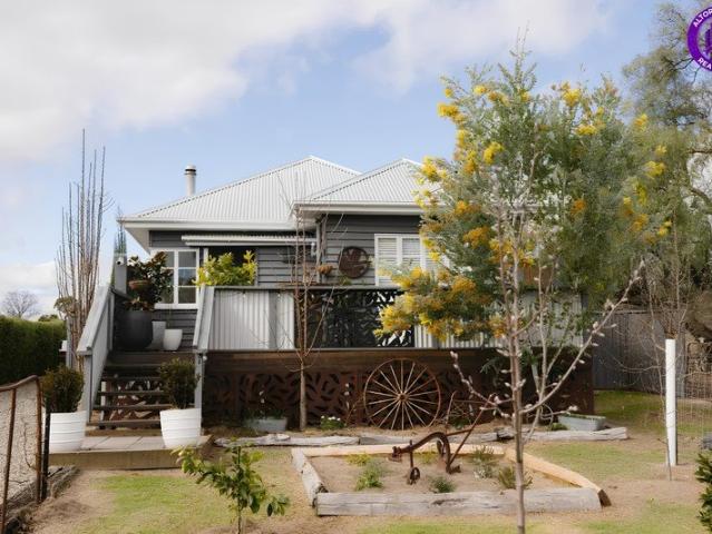 OWNERS HAVE SET THE DATE WALK TO TOWN, 831M² & READY TO GO