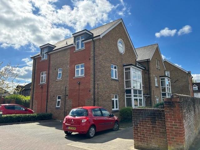 Owen Court, Bedford Road, Horsham 2 bed flat to rent £1,450 pcm £335 pw