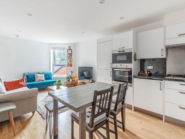Owen Square, Bushey, Watford WD19, 1 bed flat to rent, £1,500 pcm | PrimeLocation