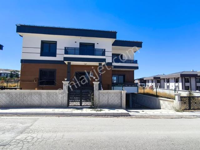 Otovilden Esenyurtta 4+1 Cadde Üzeri Villa