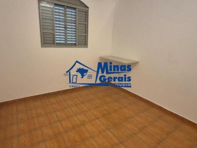 ÓTIMA CASA À VENDA COM EDÍCULA E AMPLA GARAGEM