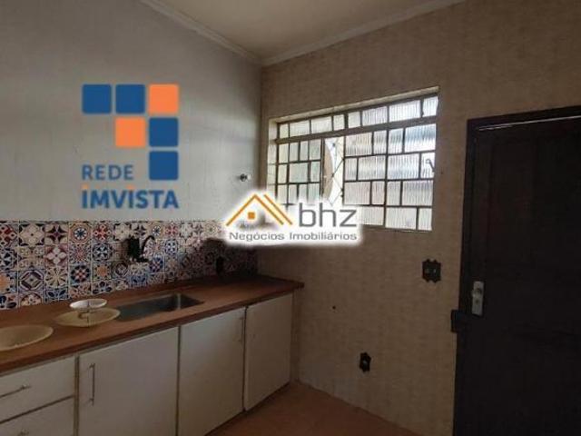 Ótima casa,ampla, contemplando? Primeiro pavimento térreo 4 quartos sendo 1