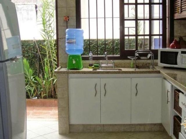 Ótima casa com 4 dorms, sendo 1 suíte, na 1ª quadra da Praia da Enseada !