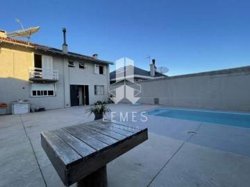 ÓTIMA CASA COM 2 ANDARES, POSSIBILIDADE PARA FAZER DUAS MORADIAS, COMPOSTA POR