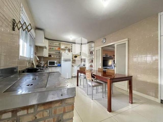 ÓTIMA CASA COM 2 ANDARES, POSSIBILIDADE PARA FAZER DUAS MORADIAS, COMPOSTA POR