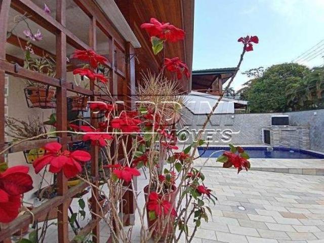 Ótima casa em condomínio com 4 dormitórios, espaço gourmet e piscina, perto do mar, na praia do Láza