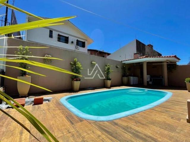 ÓTIMA CASA, EM EXCELENTE LOCALIZAÇÃO, AMPLA SALA E COZINHA, PISCINA E QUIOSQUE, GARAGEM PARA QUATRO