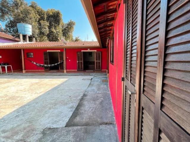 Ótima localização a 150 mts. da praia do Estaleiro: Casa com 3 suítes !