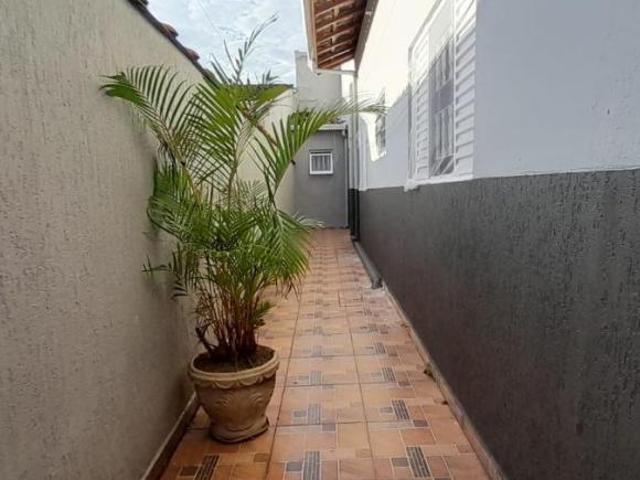 Ótima localização casa com 05 dorms, sendo 03 suítes, próximo da praia !