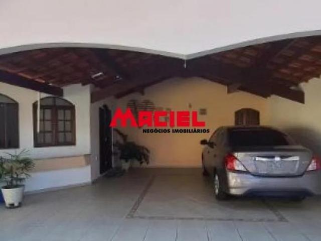 ÓTIMA OPORTUNIDADE NO BOSQUE DOS IPES, CASA COM PÉ DIREITO ALTO
