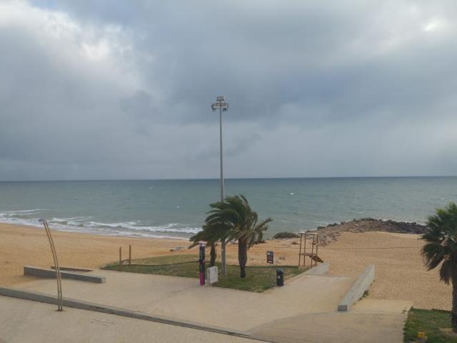 Ótimo T2 com 2 Wc´s, frente à Praia de Quarteira