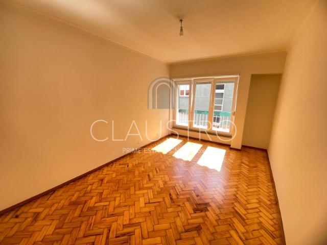 Ótimo apartamento T2 renovado no Centro de Carcavelos
