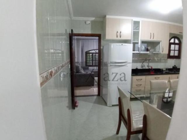 Ótimo Sobrado no Jardim das Indústrias de 4 quartos com 282m²
