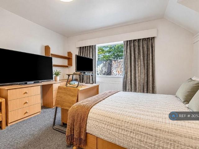 Otley Old Road, Leeds, LS16 2 bed flat to rent £899 pcm £207 pw