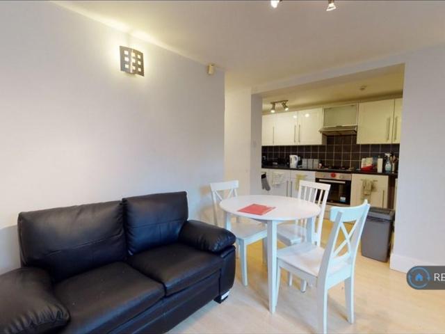 Otley Road, Leeds, LS16 3 bed flat to rent £1,295 pcm £299 pw