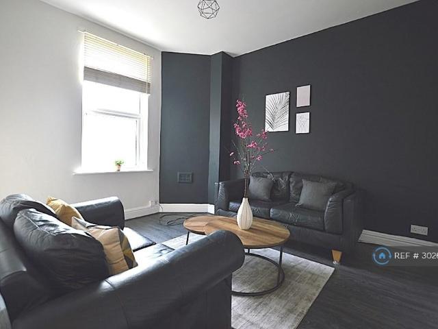Otley Road, Leeds, LS16 3 bed flat to rent £1,350 pcm £312 pw