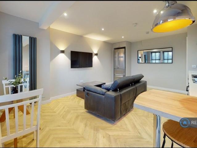 Otley Road, Leeds, LS16 2 bed flat to rent £1,400 pcm £323 pw