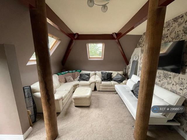 Otley Road, Leeds, LS16 2 bed penthouse to rent £1,250 pcm £288 pw