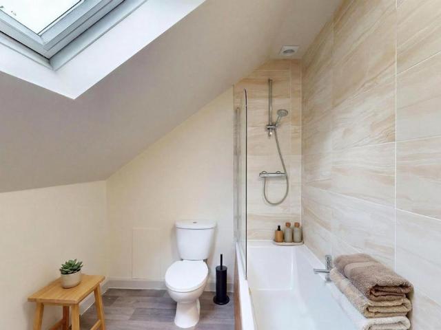 Otley Road, Leeds LS16 5 bed flat to rent £3,575 pcm £825 pw