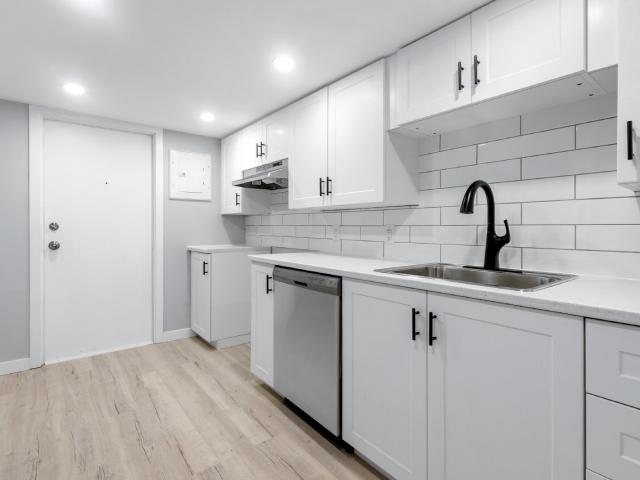 883 Somerset Street West 7 Ottawa, ON K1R 6R6