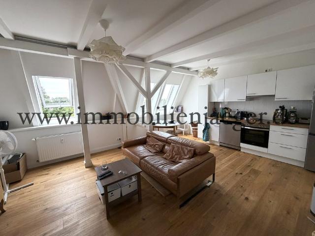 Ottensen Nähe Fabrik Altbau Dachgeschoss modernisierter Dachstudio mit offener Küche 5.OG