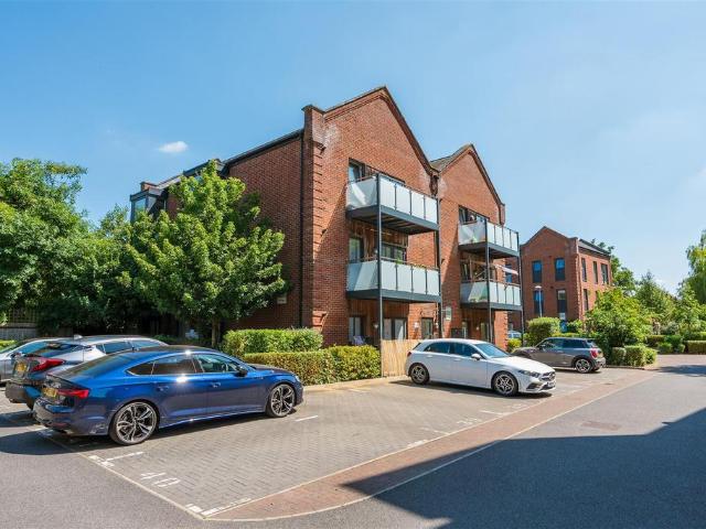 Otter Way, West Drayton UB7 2 bed apartment to rent £1,875 pcm £433 pw