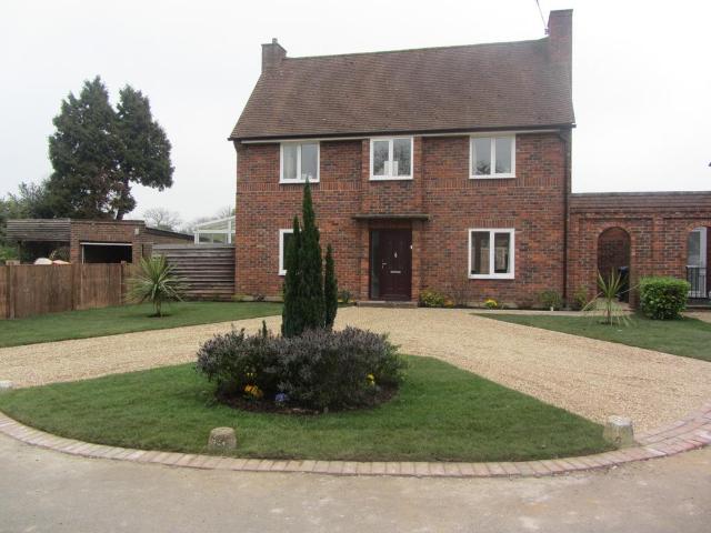 Otter Close, Ottershaw KT16 3 bed detached house to rent £2,200 pcm £508 pw