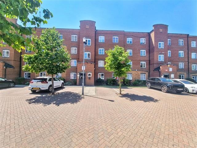 Otter Close, Stratford 2 bed flat to rent £1,900 pcm £438 pw