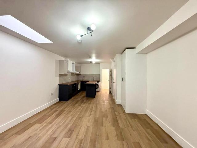 Otterfield Road, Yiewsley UB7 6 bed terraced house to rent £6,000 pcm £1,385 pw
