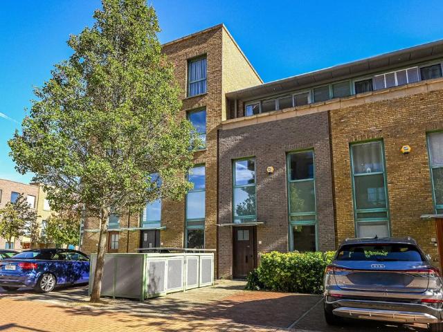 Ottley Drive, Kidbrooke, London, SE3 3 bed house to rent £3,000 pcm £692 pw