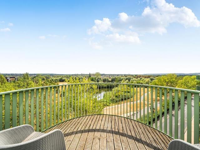 Ottley Drive London SE3 2 bed apartment to rent £2,500 pcm £577 pw
