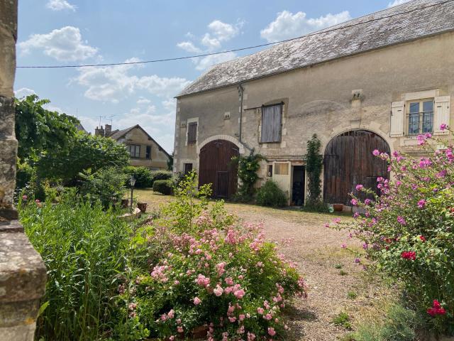 OUANNE 89560, jolie maison Bourgeoise avec ces dépendances, sa tour, son jardin arboré, le tout sur un terrain