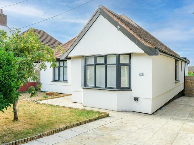 Oulton Road, Lowestoft 3 bed detached bungalow to rent £1,700 pcm £392 pw