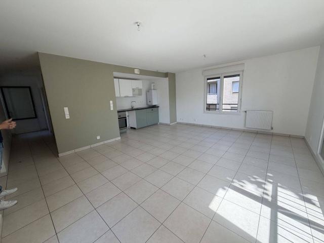 OULLINS BEAU T3 MEUBLÉ AVEC TERRASSE MOBILIER NEUF
