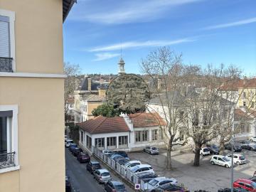 Oullins centre: T3 au dernier étage avec garage