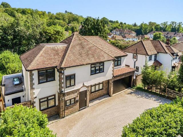 Outwood Lane, Chipstead 4 bed detached house to rent £5,200 pcm £1,200 pw