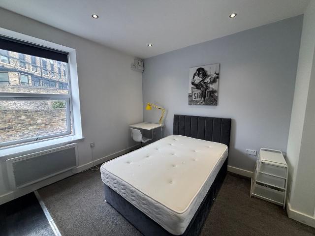 Outcote Bank, Huddersfield HD1, 1 bed flat to rent, £600 pcm | PrimeLocation