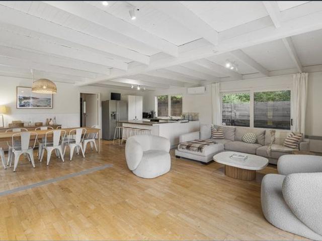 Outdoor firepit, fully furnished, pet friendly, heart of Rye