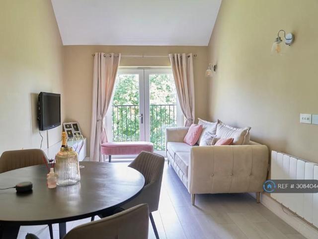 Outfield Crescent, Wokingham, RG40 2 bed flat to rent £1,595 pcm £368 pw