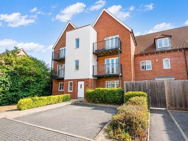 Outfield Crescent, Wokingham RG40, 2 bed flat to rent, £1,650 pcm | PrimeLocation